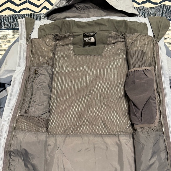 The North Face women’s GORETEX waterproof jacket - Picture 10 of 14